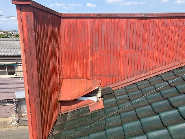 板金、瓦が剥がれている